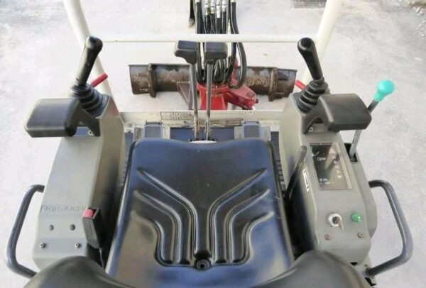 Mini-pelle TAKEUCHI TB016