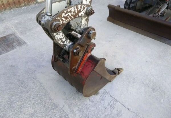 Mini-pelle TAKEUCHI TB016