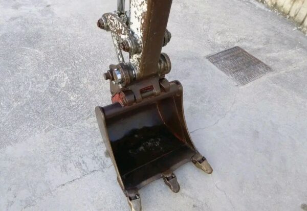 Mini-pelle TAKEUCHI TB016