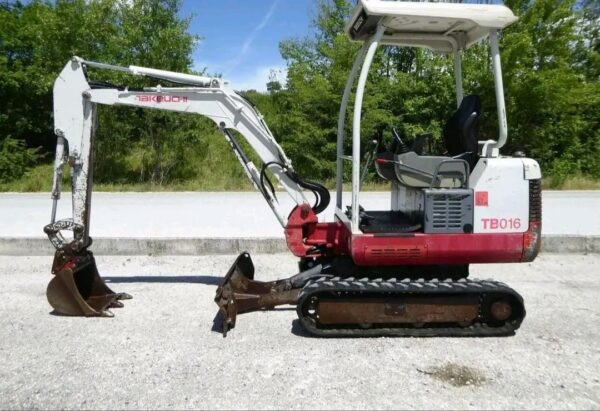 Mini-pelle TAKEUCHI TB016